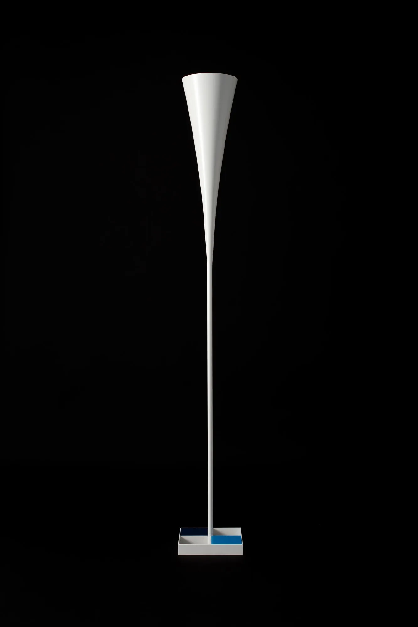 De-Lux “D” by Gio Ponti shown in context, image 2