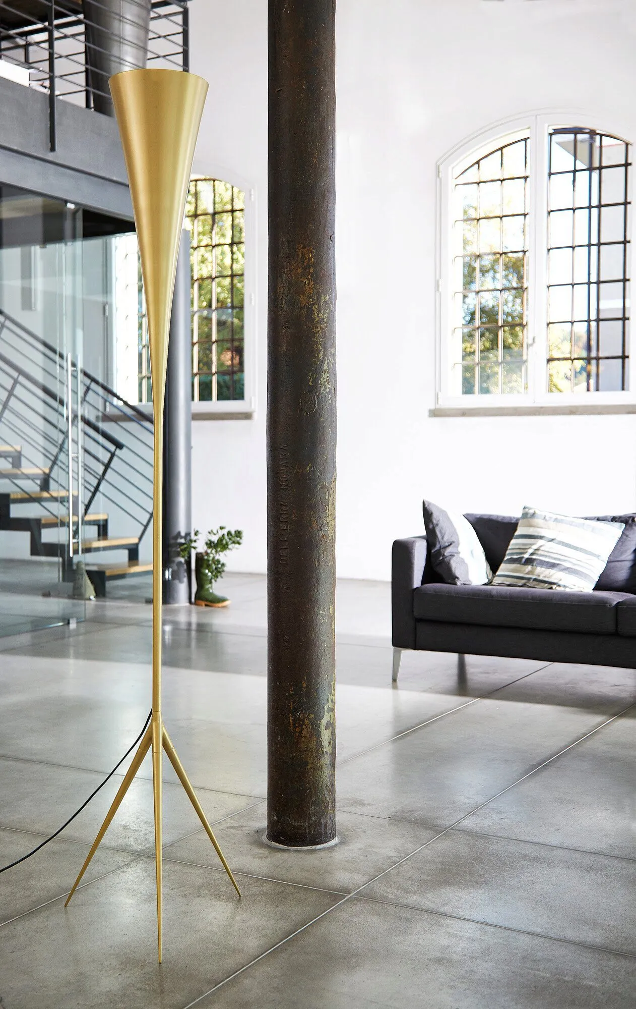 De-Lux “B” by Gio Ponti shown in context, image 3
